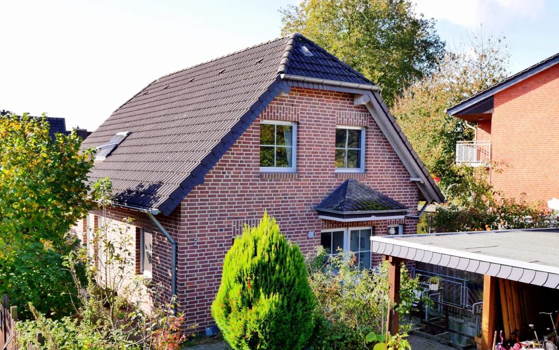 Einfamilienhaus mit Garten, Vollkeller, Balkon, großem Carport im Herzen von Kleve – Materborn